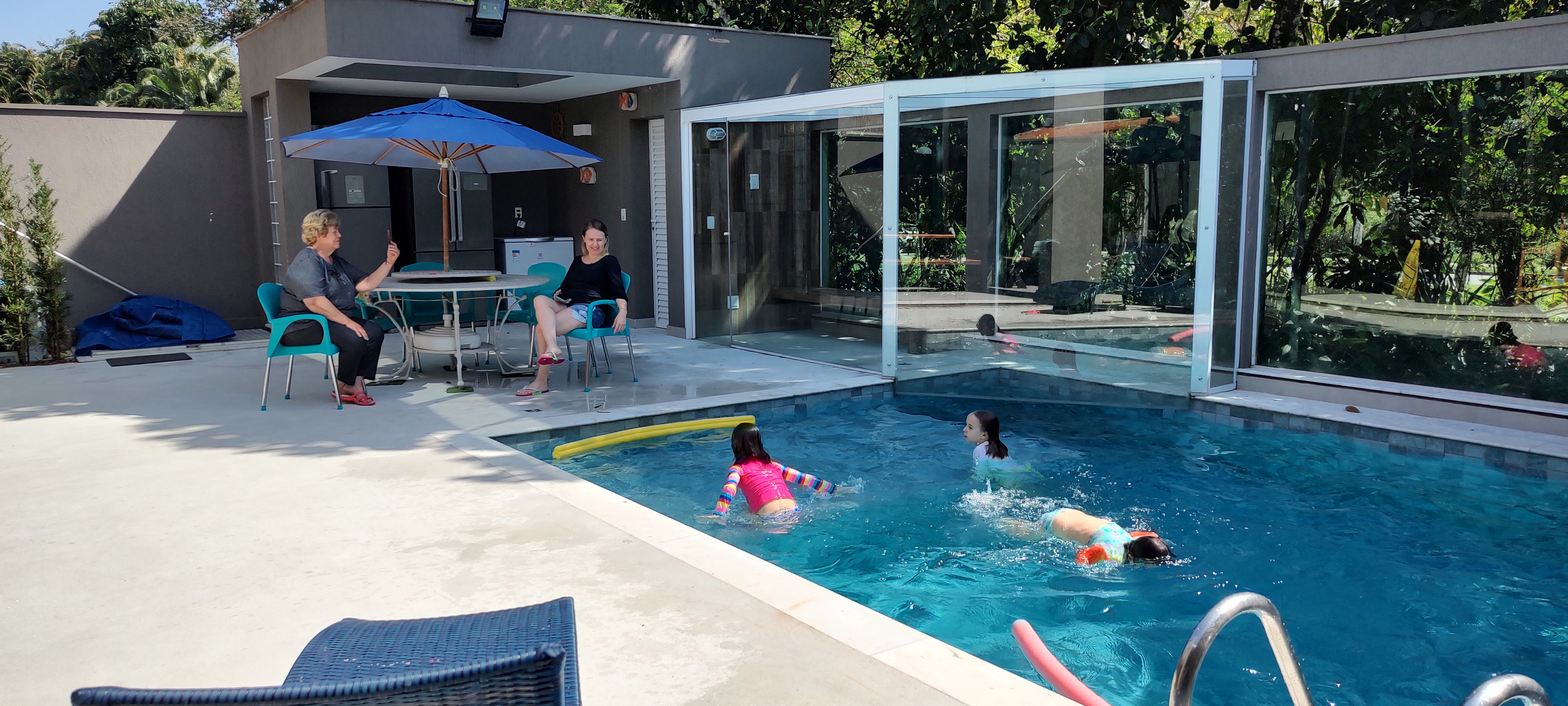 Piscina · diversão para toda a família