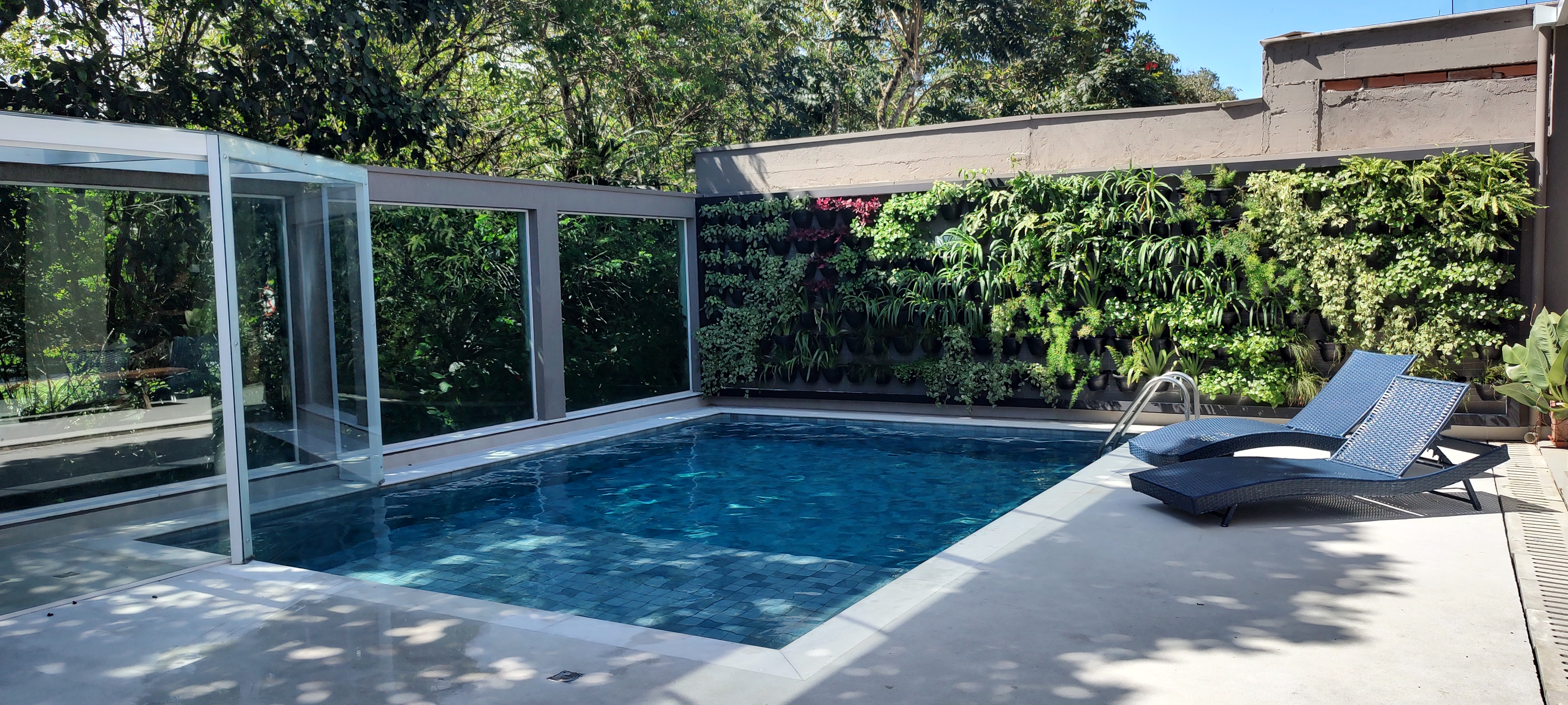 Piscina aquecida · jardim vertical