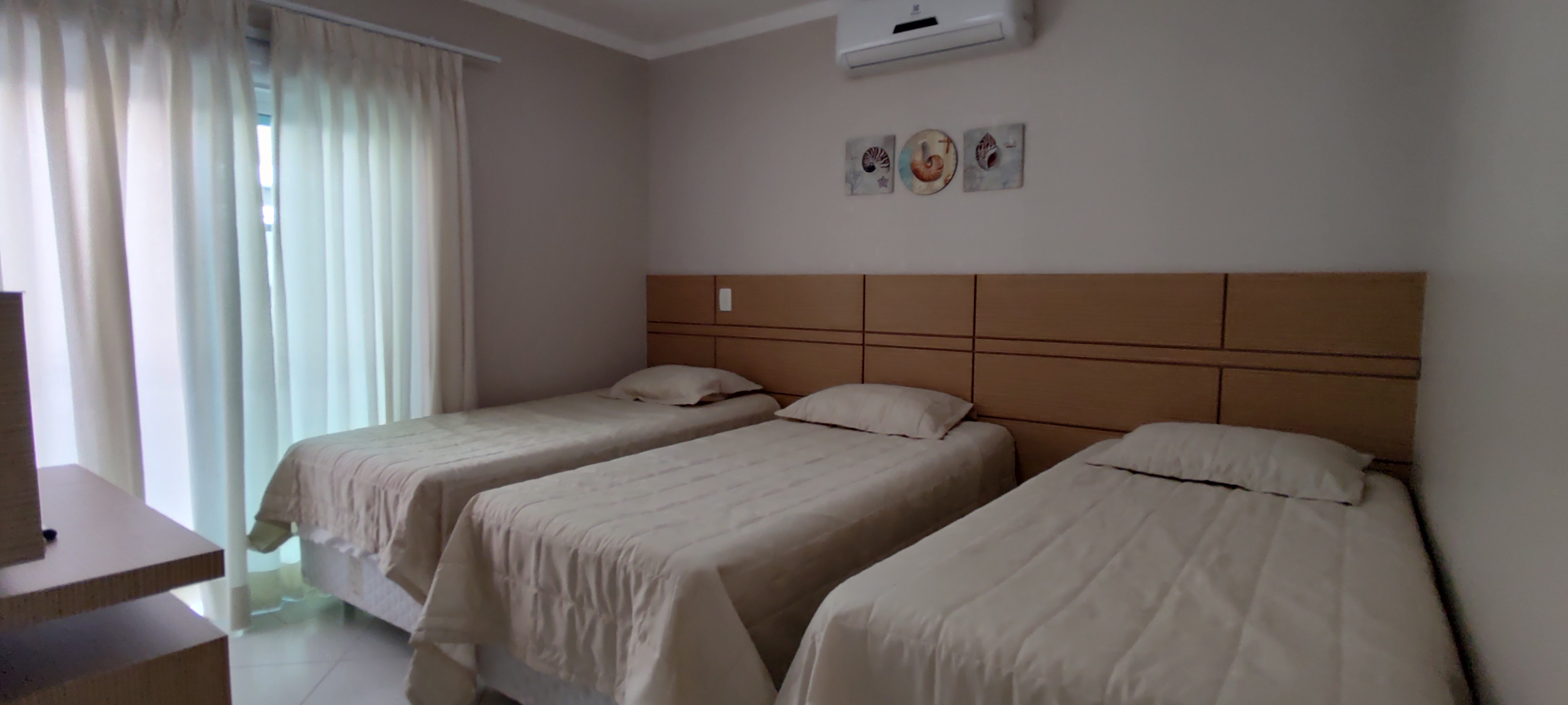 Suíte · 3 camas de solteiro (podem se unir em casal) · A/C